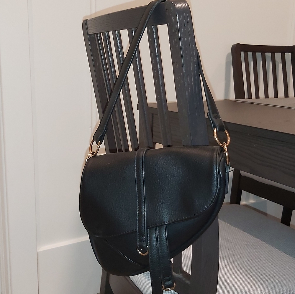 Black saddlebag + gold chain